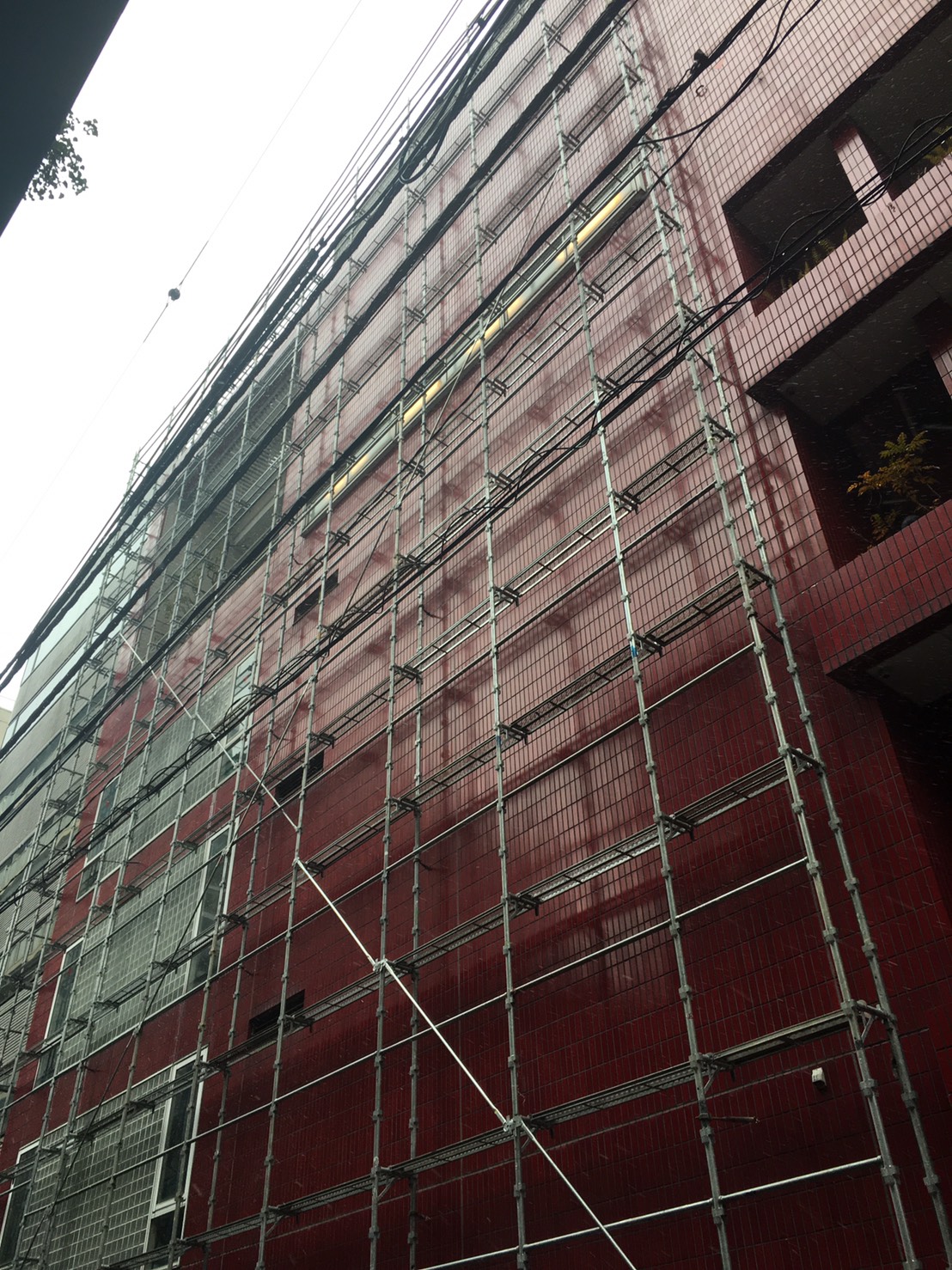タイル外壁に特殊塗料を施工した建物